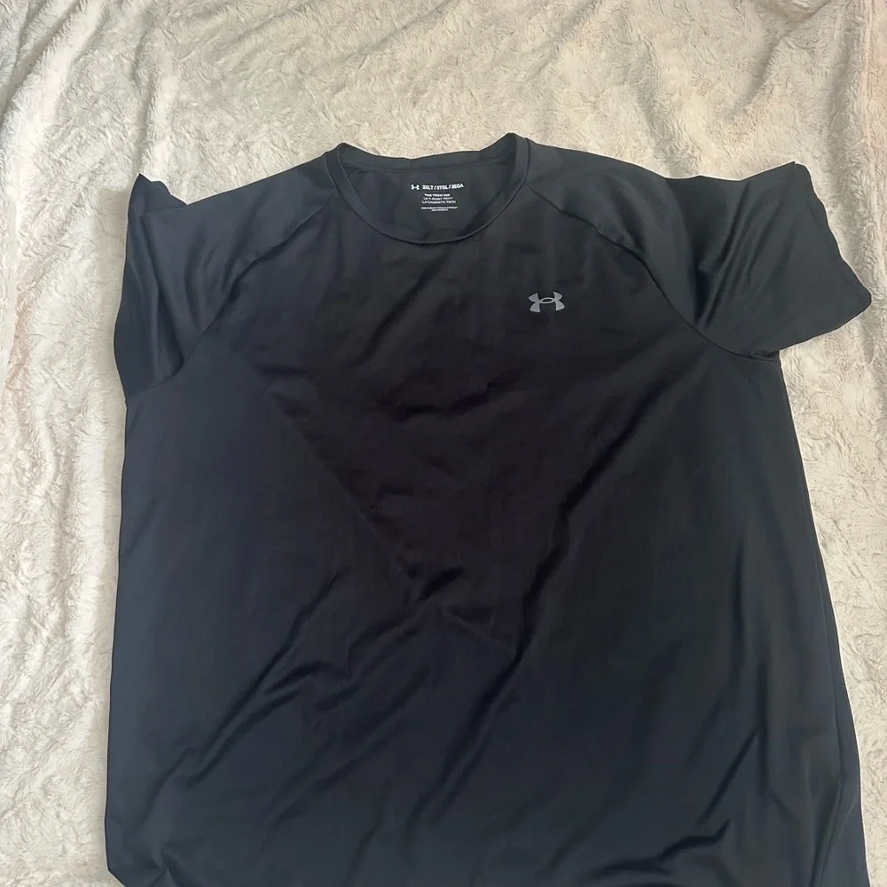 Bundle of 3 Under Armour
Men's Tech Short Sleeve Shirts - Picture 2 of 3
